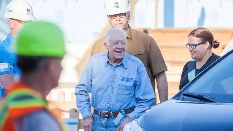 92岁美国前总统卡特当建筑义工晕倒 第二天重返工地